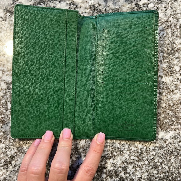 Louis Vuitton Vibrant Green Card Holder - Picture 2 of 7